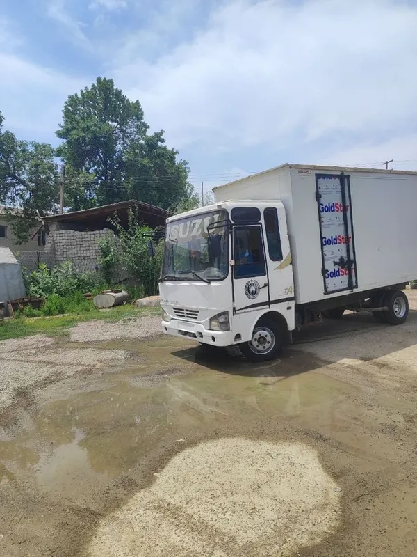 Isuzu furgon yopiq kuzovli yuk mashinasi 1