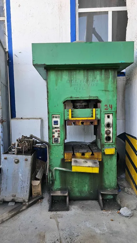 Sotiladi — 100 tonnalik gidravlik press, narxi kelishiladi.