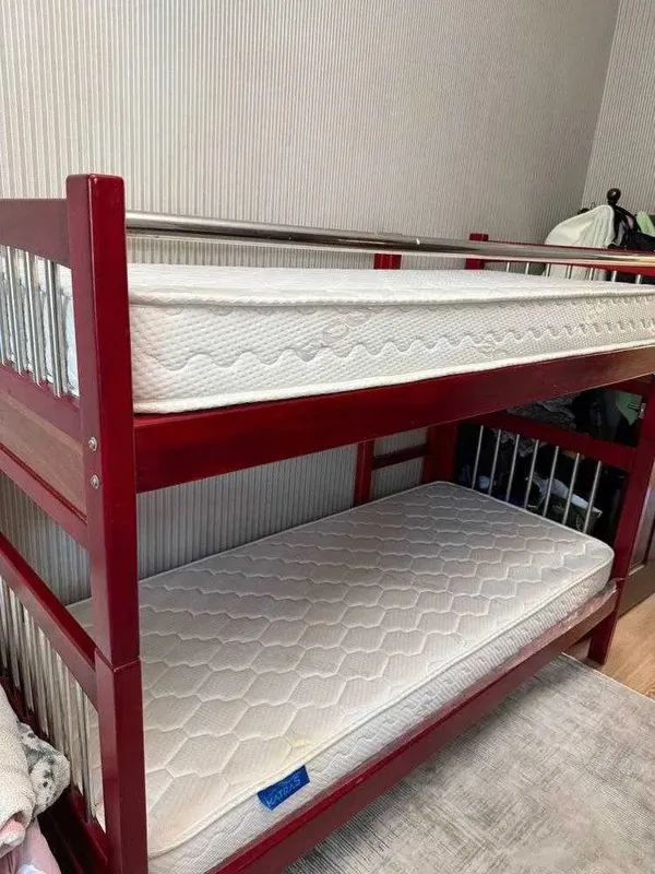 Кровать из сосны с матрасом двухъярусный
