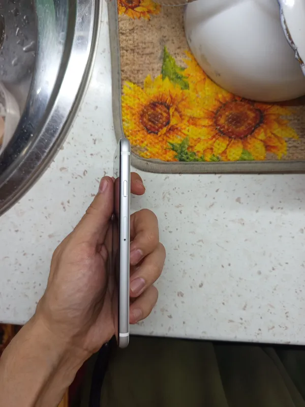 iPhone SE 2, 64 ГБ 6 iPhone SE 2, 64 ГБ 6