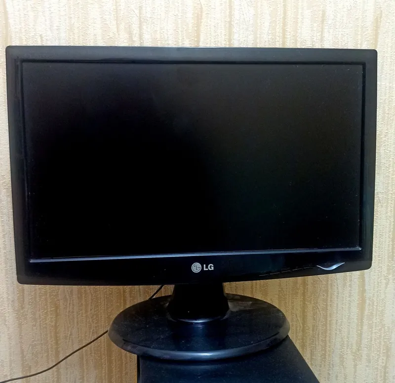 Продаю монитор 16, lg. И клавиатуру с мышкой