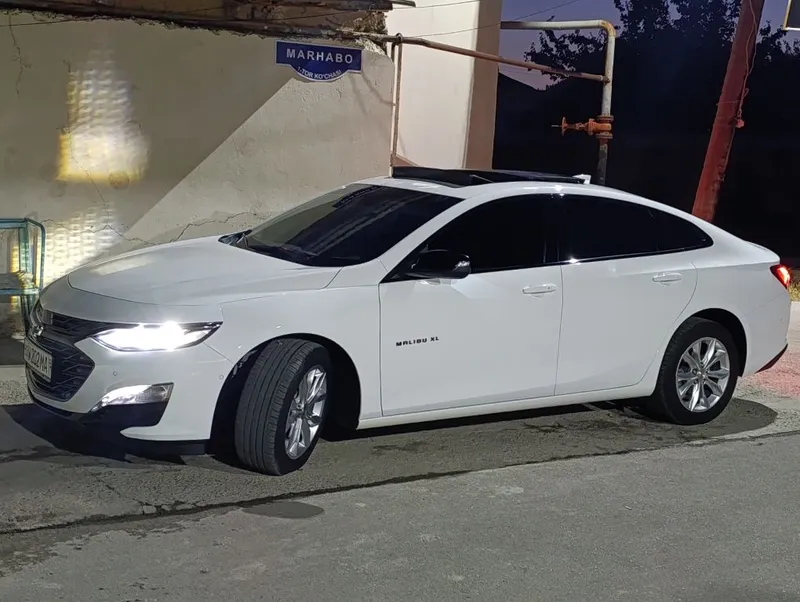 Chevrolet Malibu XL.