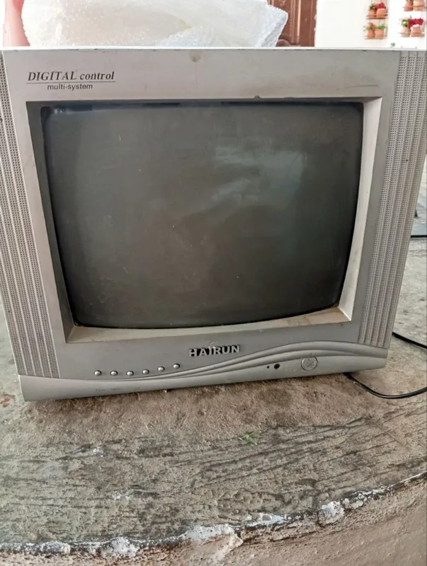 Televizor sotiladi ishlaydi raxmeri kichikroq 1