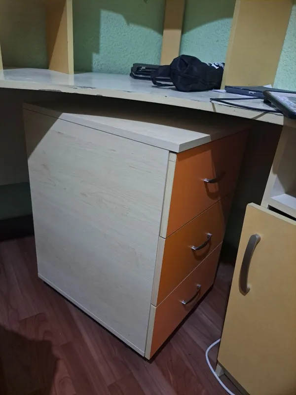 Продаю мебель для детской комнаты / Тумба , угловой стол , кровать 3