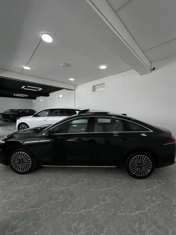 Roewe m7 gibrit 2.050 km — фото 1