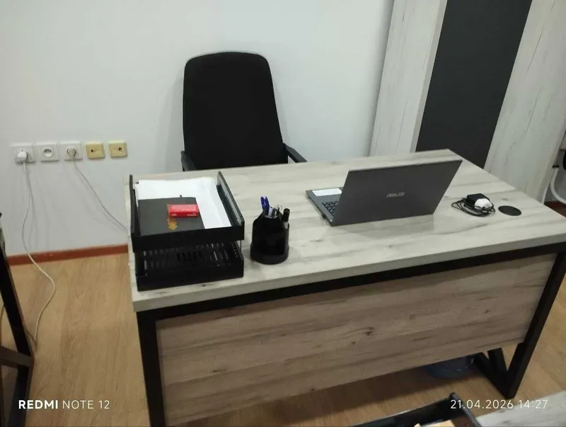 Продаётся офисный стол-стул в комплекте.