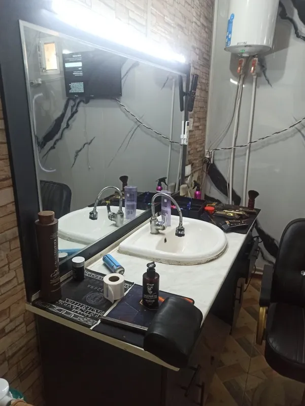 Barberlar uchun eng zor stol va rasiski oyna holati juda ham zor