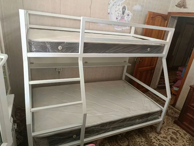 Двухъярусная кровать с матрасами срочно 1