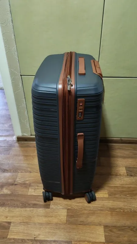 Большой чемодан, почти новый. 2