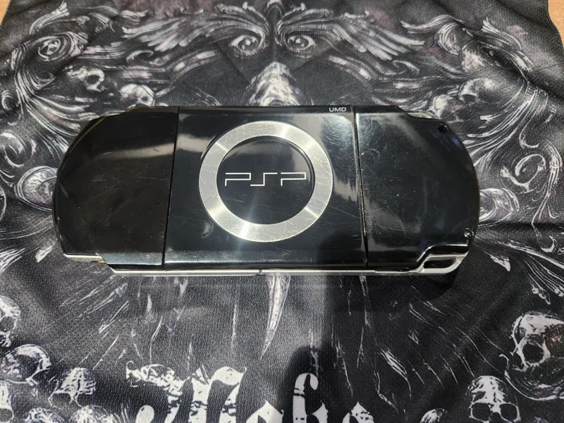 PSP 2003 в хорошем состоянии с новым аккумулятором — фото 1