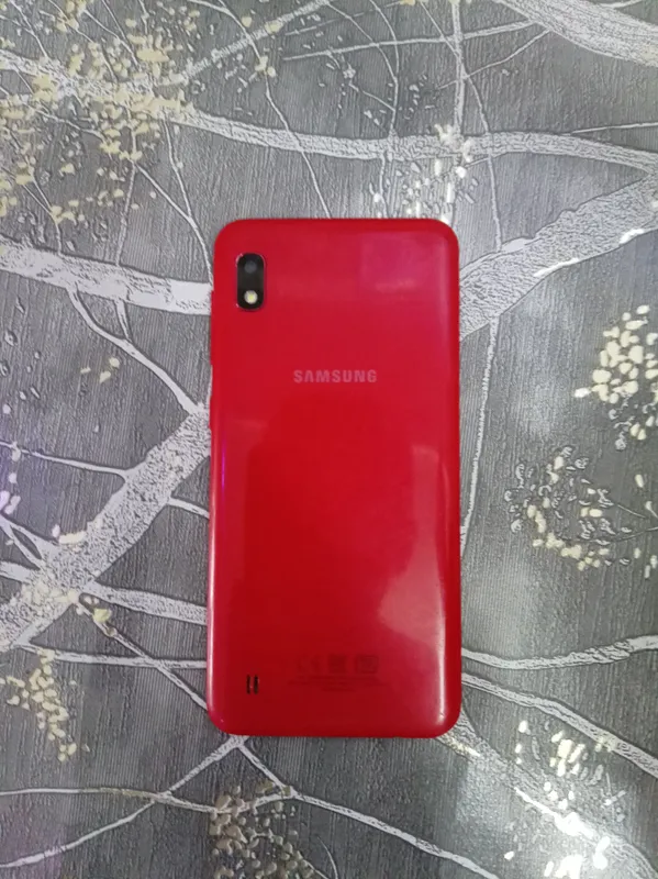 Galaxy 10A telefoni, ekrani singan 2 Galaxy 10A telefoni, ekrani singan 2