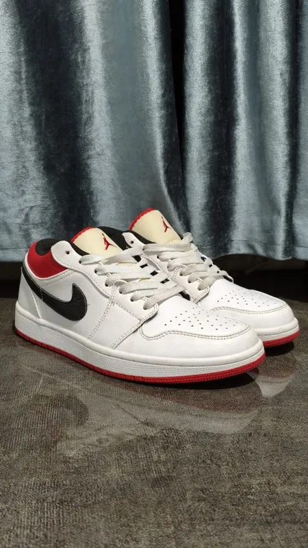 Оригинальные кроссовки Nike Air Jordan 1