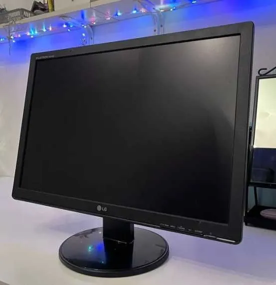на запчасти монитор 22" LG W2242S. матрица разбита. подсветки нет. на запчасти монитор 22" LG W2242S. матрица разбита. подсветки нет.