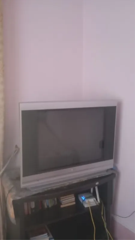 Televizor LG katta ekranli ishlashi koʻrsatishi zoʻr,antenna va 3 tali