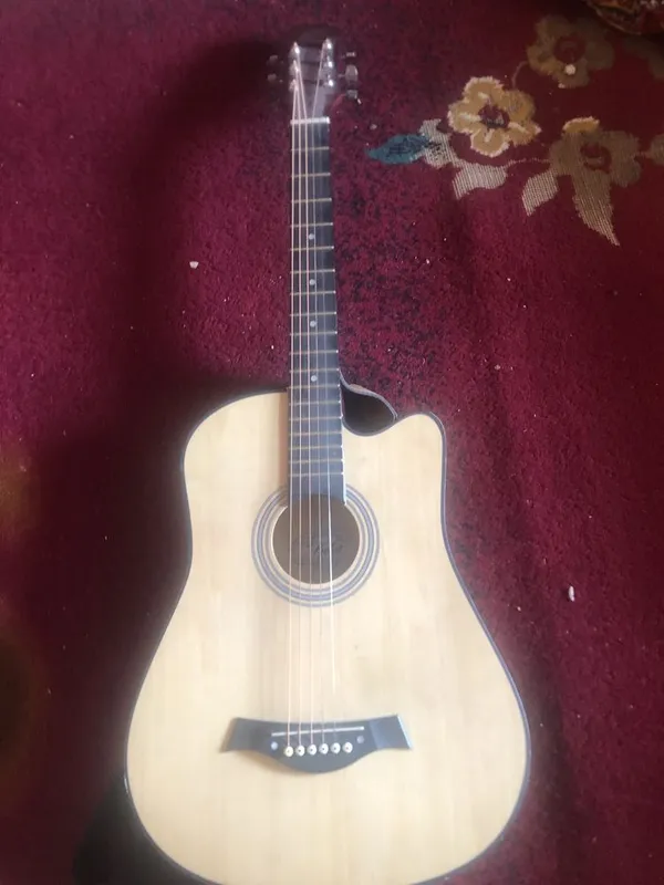 Agustik gitara yangi