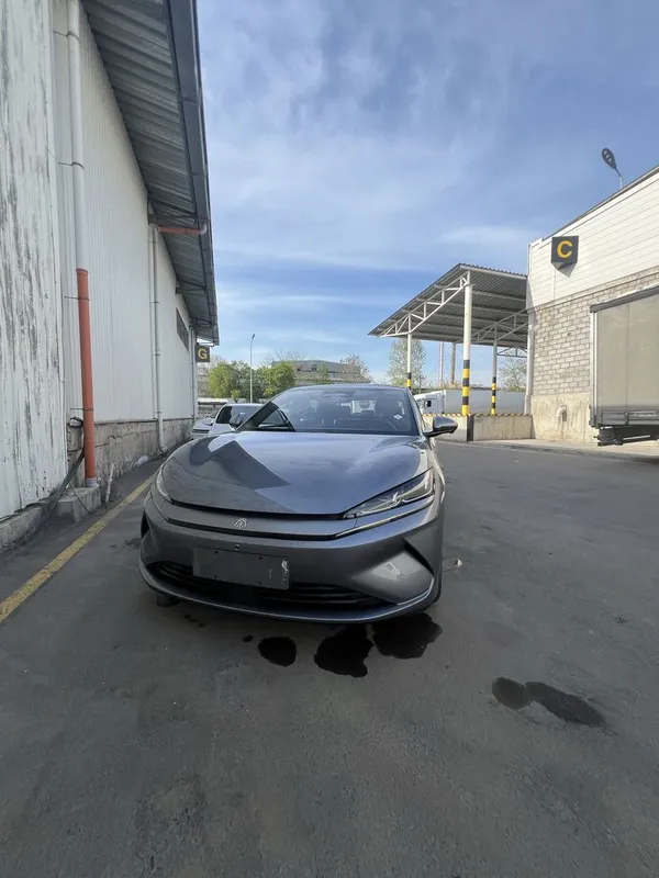 Byd Qin L avtomobili sotuvda
