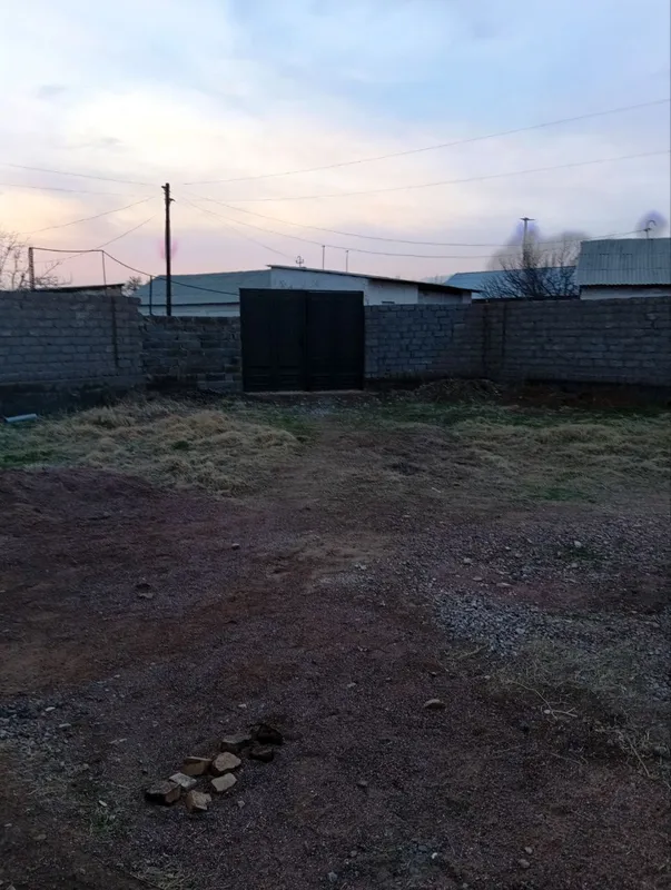 Hovli uy sotiladi.