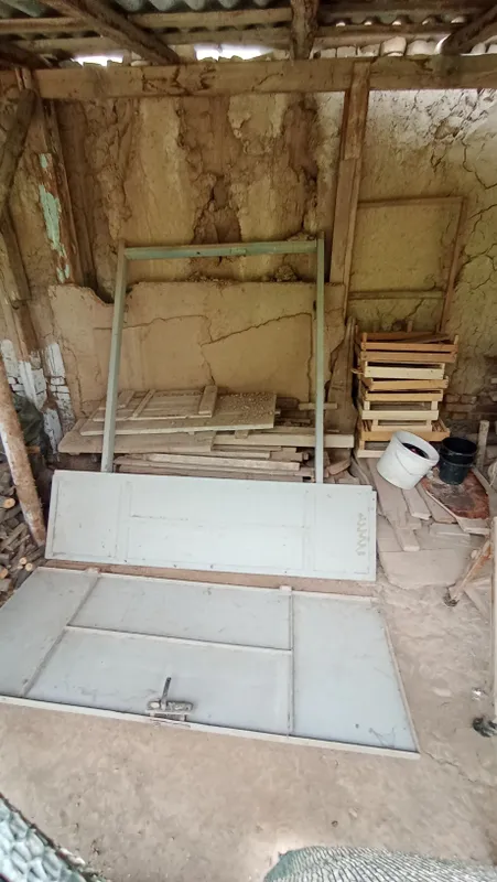 Eshik sotiladi yaxshi qalin materialdan yasalgan Eshik sotiladi yaxshi qalin materialdan yasalgan