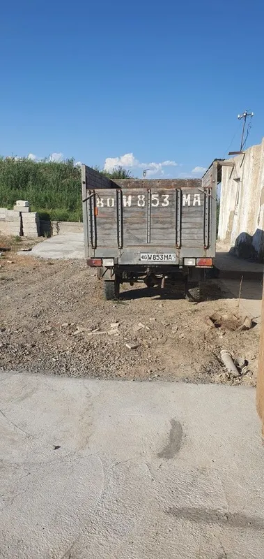УАЗ бортавой, мол ташишга жуда кулай, чулда яхши юрийди.