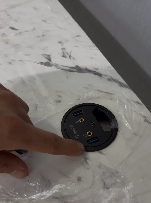 Компьютерный стол с USB, беспроводной зарядкой — фото 4