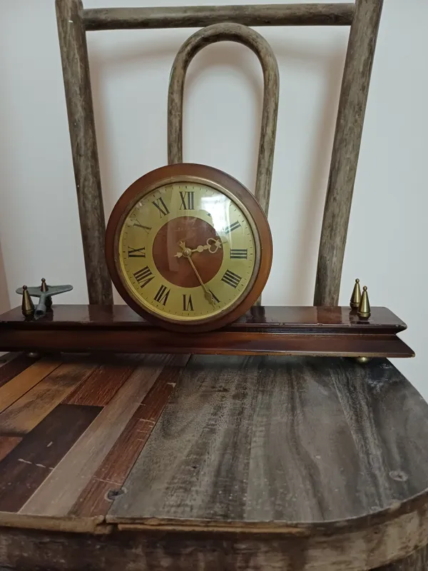 SSSR vintage mexanik stol soati. Ishlaydi 7 SSSR vintage mexanik stol soati. Ishlaydi 7