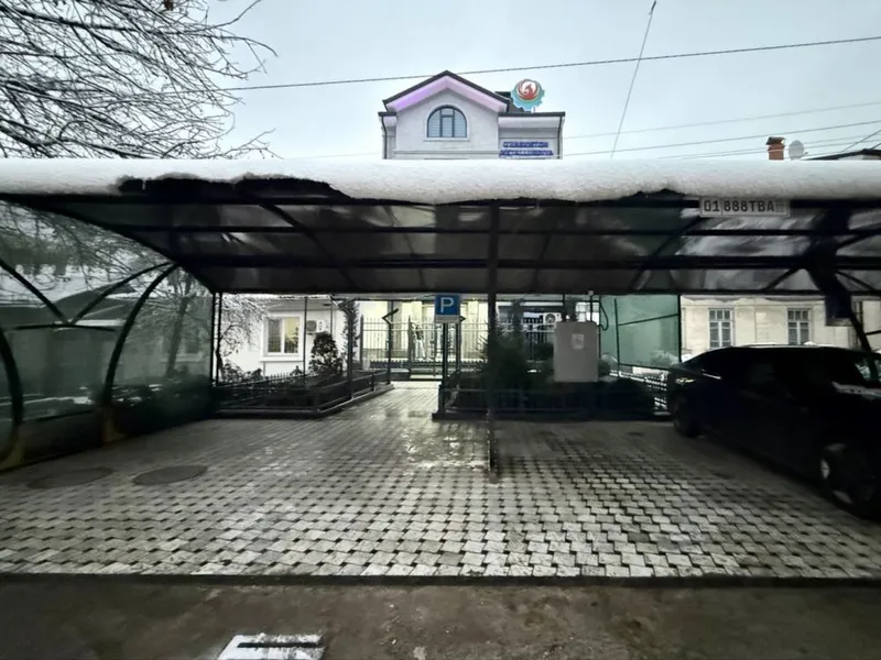 ул. Дагестанская, первая линия, офисное здание с мебелью и техникой