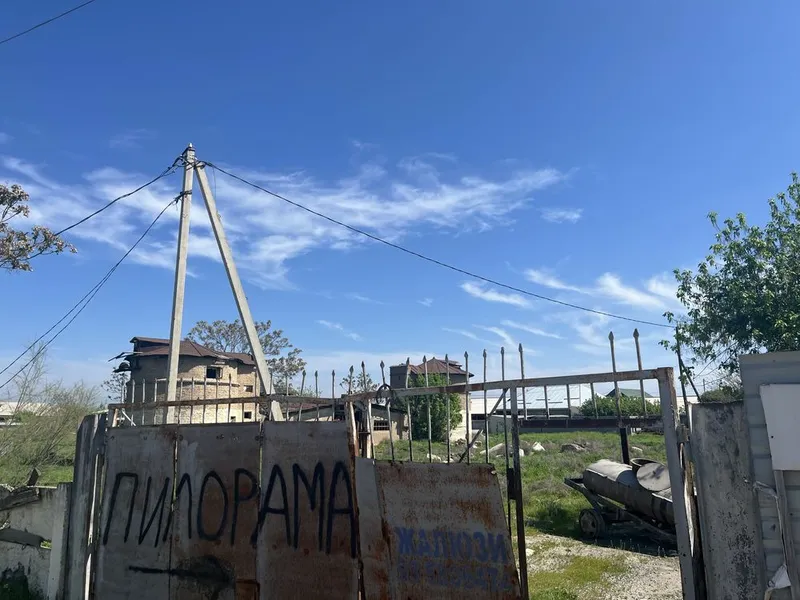 Старое фермерское здание с участком земли — фото 1