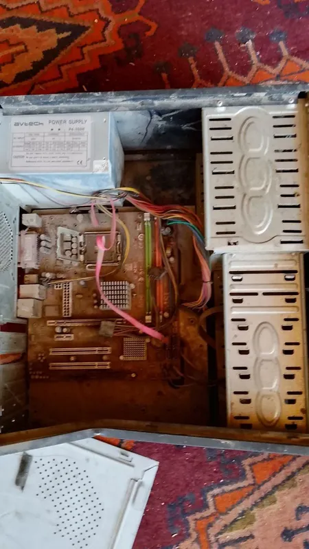 Kompyuter monitor 4