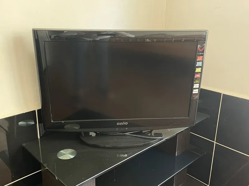 Телевизор марки Sanyo и подставка