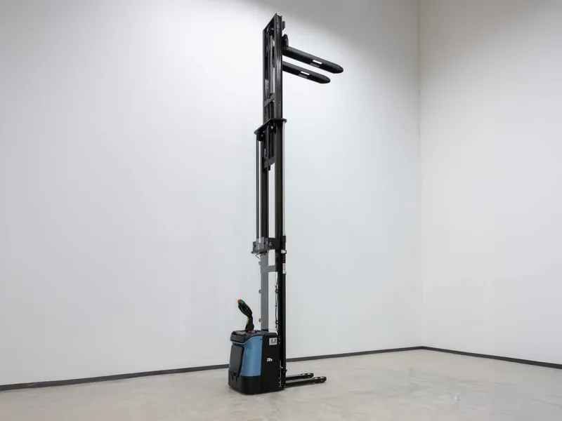Штабелер электрический / Штаблер Royal Forklift 1 600кг / 4 600 мм — фото 5