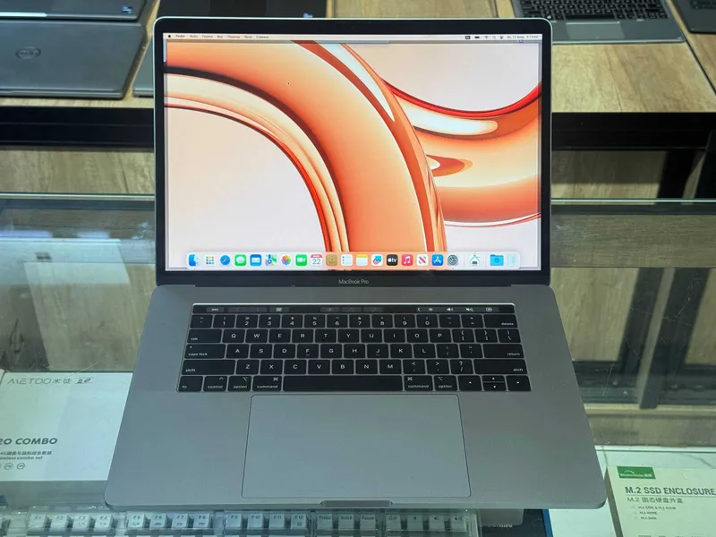 Macbook PRO 15 2019г Core i7 Radeon Pro 555X 4Gb ram 16 ssd 512