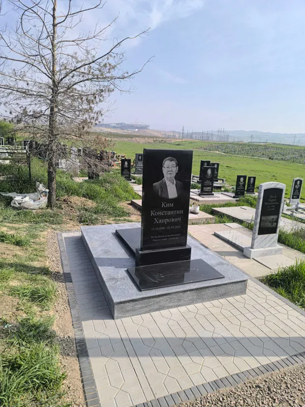Корейские памятники из черного гранита под ключ, не дорогие цены