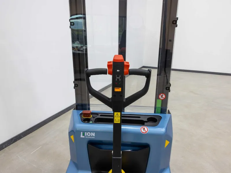 Штабелер электрический Royal Forklift 1 200 кг / штаблер / shtabler — фото 4 Штабелер электрический Royal Forklift 1 200 кг / штаблер / shtabler — фото 4