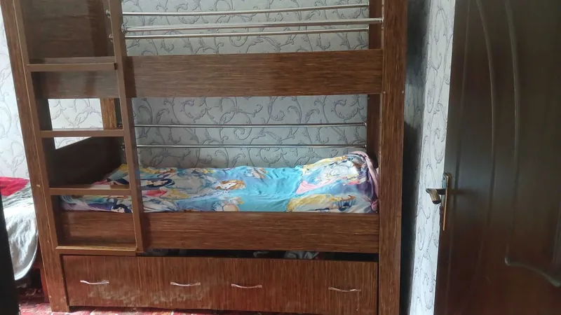 2 etajli bolalar krovati holati yaxshi razmeri 180x90