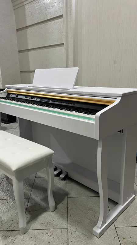 Pianina madel 8801 blanth