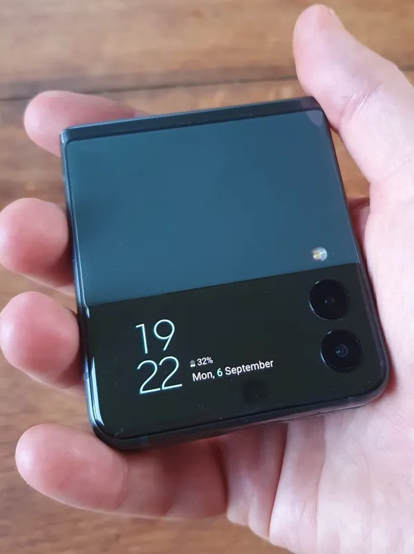 Samsung Z Flip3 sotiladi 3 Samsung Z Flip3 sotiladi 3