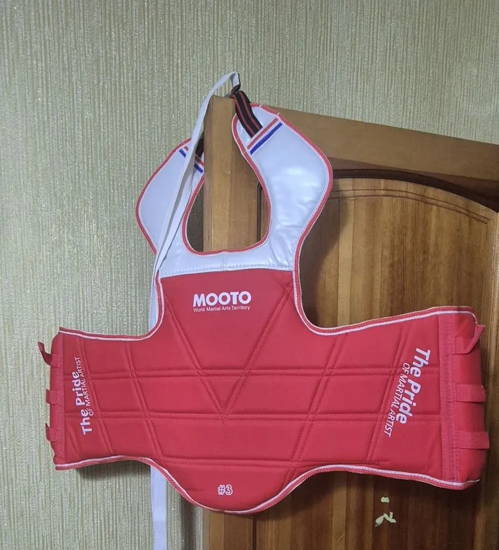Продается спортивный протектор Mooto (жилет) третьего размера для кар 1