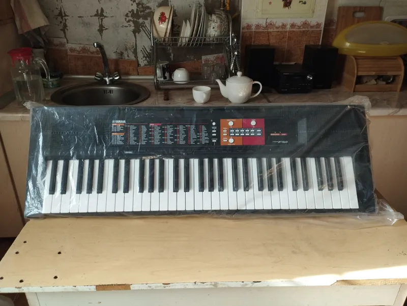 Yamaha original sintezator (pianino) va gitara 2 Yamaha original sintezator (pianino) va gitara 2