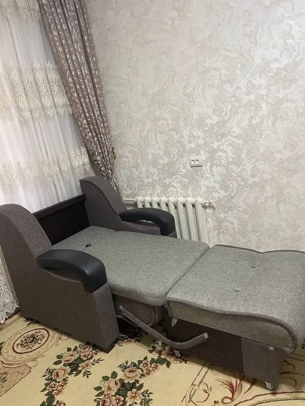 1 kishilik divan yig’iladi tagi sandiqli ancha narsa ketadi