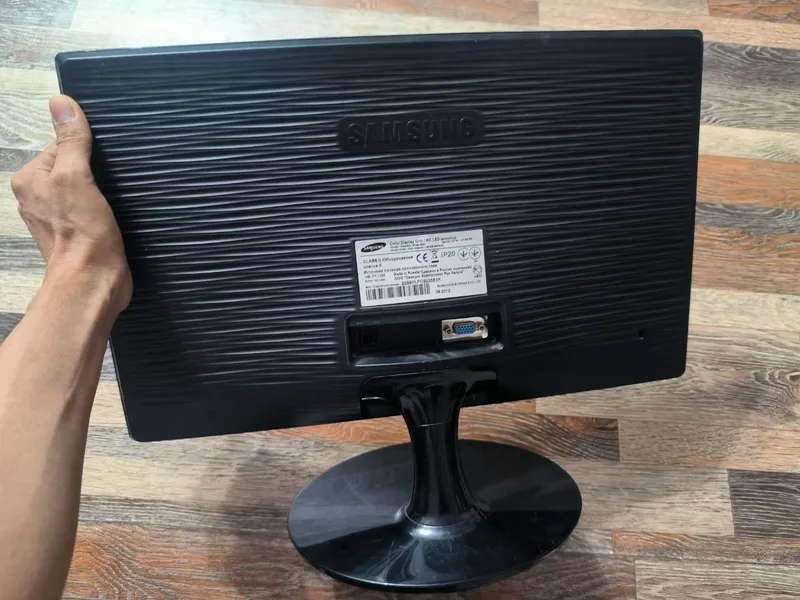 Экран компьютера Samsung 2