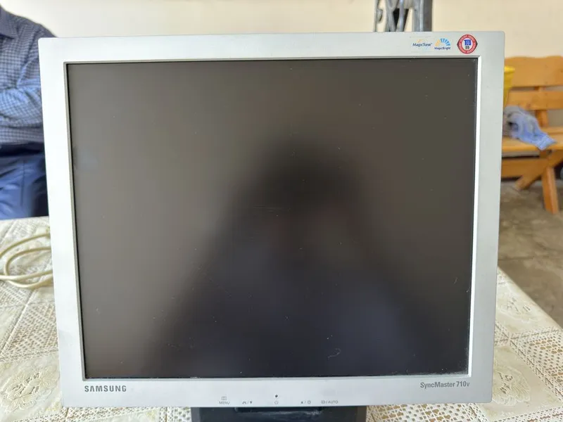 Samsung SyncMaster 710V (полный код модели: GS17VSSS/EDC). 3