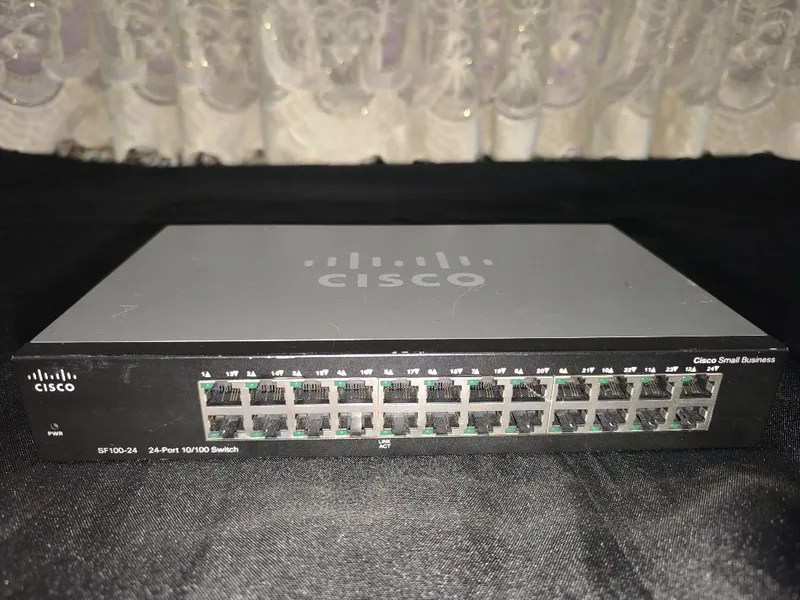 Коммутатор Cisco SF100-24