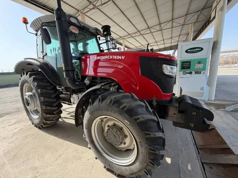 — SINOMACH 1604V modeli traktor. Bu Xitoyning
