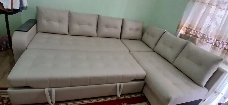 Yumshoq mebel stoli va 2 ta pufigi bilan 2 Yumshoq mebel stoli va 2 ta pufigi bilan 2