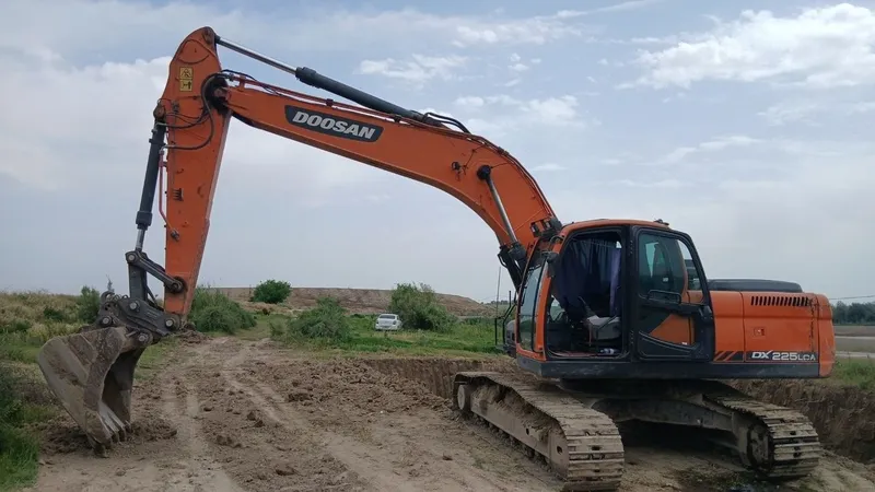 Ekskavator 225 doosan yil 2019 narx 130000$ — фото 1