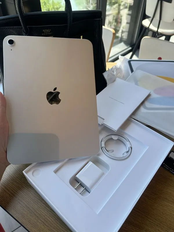 Ipad a16 128tali yengi silver rangi 1 Ipad a16 128tali yengi silver rangi 1