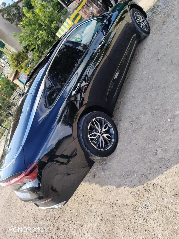Kia k5 sotiladi 2025 qora rang 7000km yurgan kraska toza birinchi qol