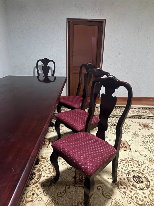 Продаётся стол и 12 стуля