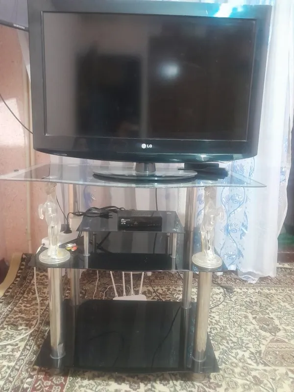 Продам телевизор 32, с тюнер и подставка