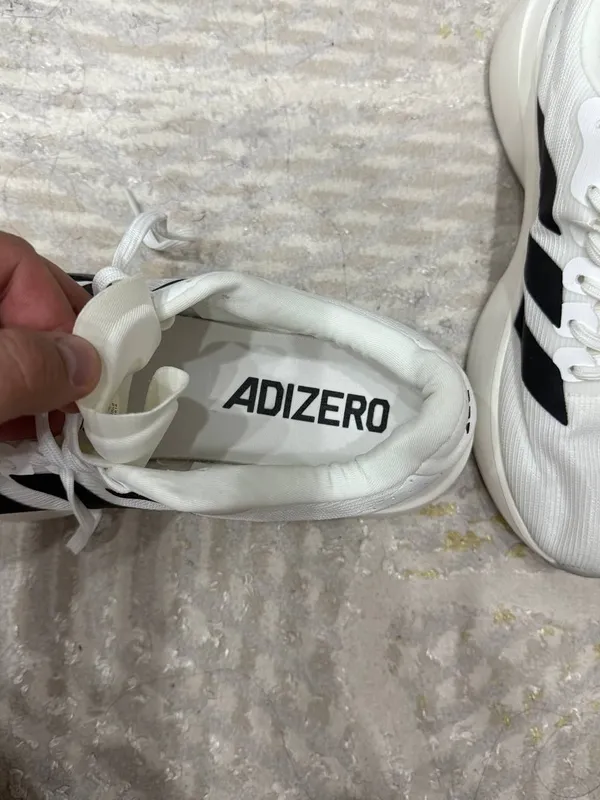 Для повседневной носки и бега.
Adidas adizero 4